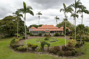 Mackay, Queensland, Avustralya - Ekim 2021: 1915 'te Greenmount Çiftliği' nin öncü çiftçi bir ailesi tarafından tarihi miras olarak listelenmiş bir çiftlik inşaatı
