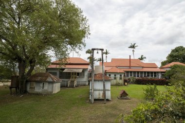 Mackay, Queensland, Avustralya - Ekim 2021: 1915 'te Greenmount Çiftliği' nin öncü çiftçi bir ailesi tarafından tarihi miras olarak listelenmiş bir çiftlik inşaatı