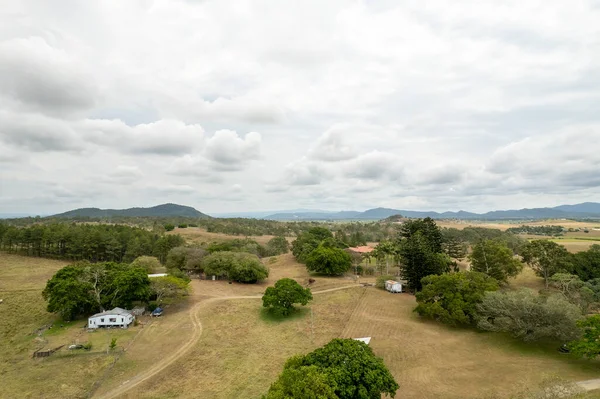 Voo Drone Sobre Uma Paisagem Rural Com Casas Uma Cabana — Fotografia de Stock