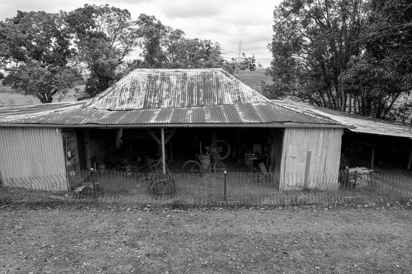 Velho Barracão Enferrujado Cheio Objetos Vintage Passado — Fotografia de Stock