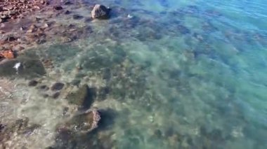 Suyun üzerindeki hava manzarası gelgitle birlikte Avustralya 'nın Queensland Burnu' ndaki Mercan Denizi 'nin deniz tabanındaki kayaları gösteriyor.