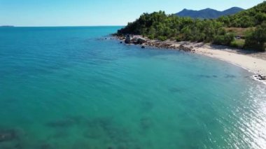 Okyanusu aşıp, Avustralya 'nın Cape Gloucester Queensland kıyılarındaki kayalık kaya oluşumuna doğru giden hava manzarası.