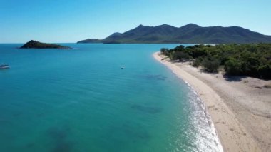 Okyanustaki teknelerin, kumlu bir plajın ve Mercan Denizi 'nin parlayan sularıyla kaplı Avustralya' daki Cape Gloucester Queensland 'ın yüksek hava manzarası.
