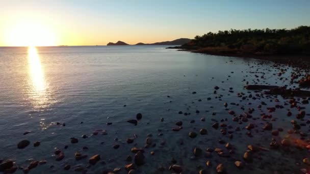冬季早晨 澳大利亚格洛斯特角珊瑚海的水面和红树林上空升起太阳和太阳耀斑 无人驾驶飞机 — 图库视频影像