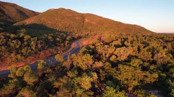 Vista Aérea Desde Dron Sobre Camino Montaña Través Arbustos Hacia — Vídeos de Stock