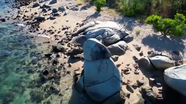 ケープ グロスター クイーンズランド オーストラリアのビーチで興味深い岩の形成に関する空中ビュー — ストック動画