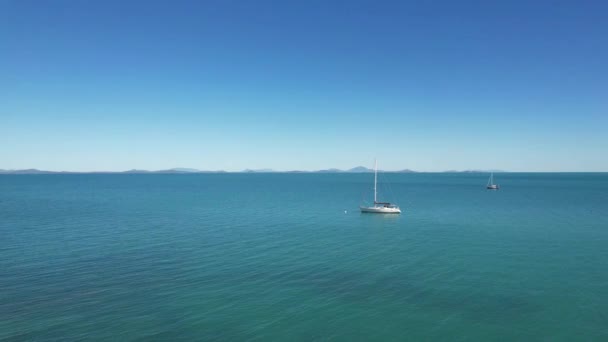 Vista Aérea Los Barcos Océano Hacia Una Playa Arena Hermoso — Vídeos de Stock