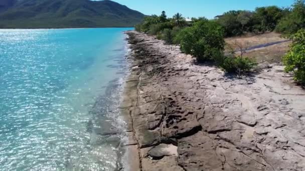 Drohne Über Einer Felsigen Küste Mit Buschland Und Gebirgshintergrund — Stockvideo