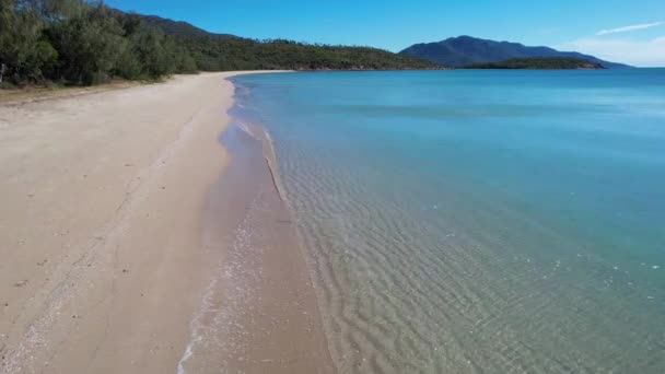 Drone Antenna Mentén Homokos Strand Bokrok Tiszta Kék Óceán Víz — Stock videók