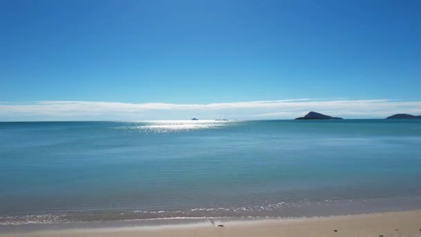 サンゴの海の水に輝く朝の太陽の空の景色と砂のディンゴビーチクイーンズランドオーストラリア — ストック動画