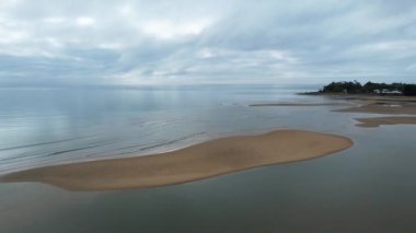 Bucasia Beach, Mackay, Queensland, Avustralya - Haziran 2021: Deniz ve derenin insansız hava aracı