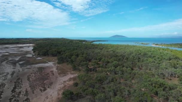 Antenne Von Salinen Über Buschland Richtung Ozean Bei Cape Palmerston — Stockvideo