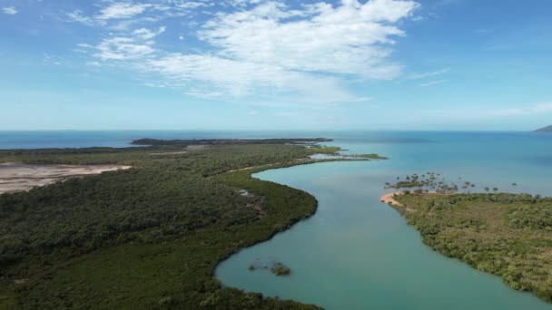 Letecký po modré vodě potoka, jak to teče k oceánu na mysu Palmerston Austrálie