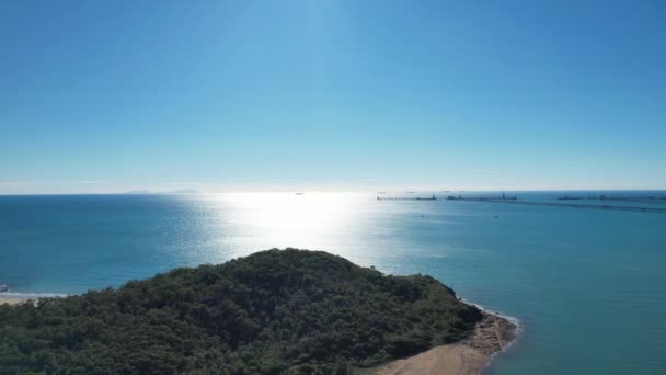 ターミナルで石炭を積み込むのを待っているコンテナ船に向けて 海の上に太陽の下に向かい 島と空の映像 オーストラリア クイーンズランド州マッケイのルイサ クリーク — ストック動画