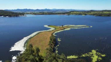 Teemburra Barajı, Queensland, Avustralya üzerindeki hava görüntüleri anakaraya doğru uçuyor.