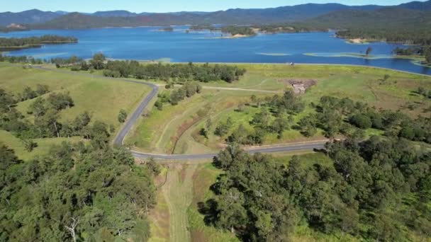 Drone Aérien Sur Route Menant Long Paroi Rocheuse Barrage Teemburra — Video