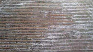 Dron uçuşu, bir baraj sızıntısına doğru ve üzerinde desenli peyzaj yüzeyine doğru. Kinchant Barajı, Queensland, Avustralya