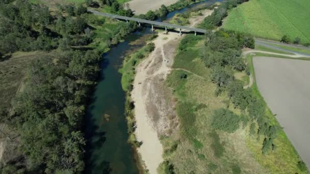 Drohne Fliegt Hoch Über Einem Landbach Mit Verkehrsbrücke Über Dem — Stockvideo