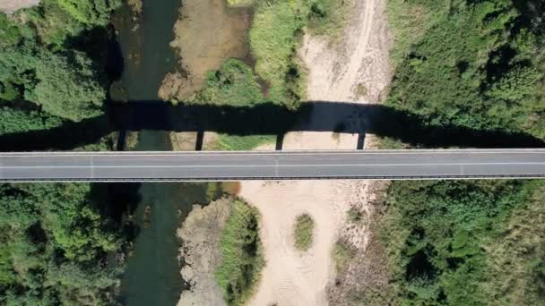 Nehir Kıyısındaki Bir Köprü Yola Bakıyor Yüksekten Alçaktan Başlıyor Trafik — Stok video
