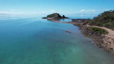 Alçak gelgitte yürüyebileceğin bir adanın hava görüntüleri. Kuzey Kızıl Kayalık Adası, Finlaysons Point, Seaforth, Queensland, Avustralya