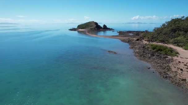 Luftaufnahmen Einer Insel Auf Die Man Bei Ebbe Gehen Kann — Stockvideo