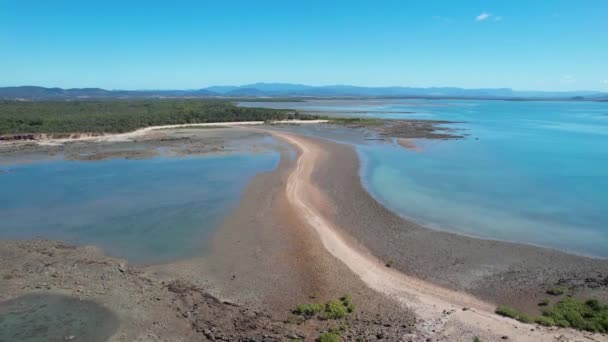 観光地で2つの小さな島に本土からつながるウォーキングトラックの空中映像 オーストラリアのクイーンズランド州シーフォワード — ストック動画
