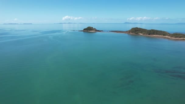 干潮時には歩くことができる島 オーストラリアのクイーンズランド州シーフォワードのフィナーソンズポイント ノースレッドクリフ島への映像 — ストック動画