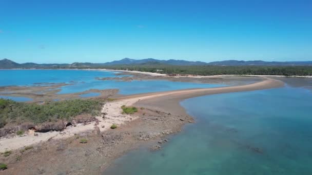 Nagranie Lotnicze Trasy Spacerowej Prowadzącej Lądu Dwóch Małych Wysp Podczas — Wideo stockowe