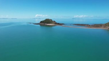 Dalgalar alçaldığında yürüyebileceğin bir ada. Kuzey Kızıl Kayalık Adası, Finlaysons Point, Seaforth, Queensland, Avustralya