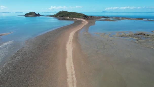 干潮時には長い砂州のある2つの島に行くことができます レッドクリフ諸島 フィンレイソンズポイント シーフォワード クイーンズランド州 オーストラリア — ストック動画