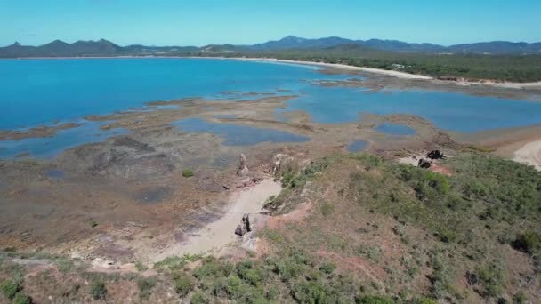 干潮時と浅い水を示す海岸線の空中映像 オーストラリアのクイーンズランド州シーフォワード — ストック動画