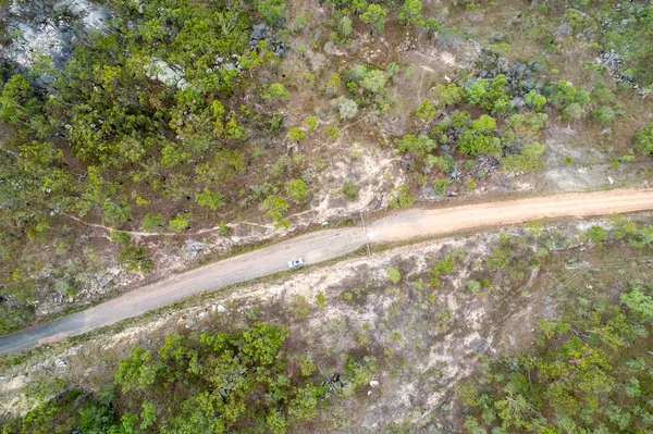 Letecký Pohled Drona Shlíží Dolů Auto Zaparkované Venkovské Silnice Mezi — Stock fotografie