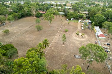 Avustralya arazi araçları, karavanlar ve çiftliklerle dolu insansız hava aracı antenleri.