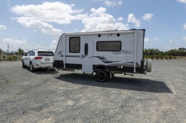 Proserpine, Queensland, Avustralya - Kasım 2021: Araba ve karavan yolculukta mola vermek için kahve çiftliğine park edildi