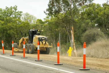 Bruce Highway Mackay 'den Townsville, Queensland, Avustralya' ya - Kasım 2021: İkinci bir otoyol inşaatında yer alan ağır makineler