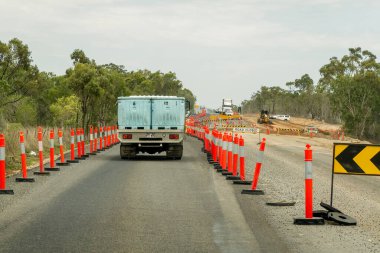 Bruce Highway Mackay 'in Townsville, Queensland, Avustralya' ya gidişi - Kasım 2021: Otoyol kopyalama projesinin yanında bir sıra araç sırasının gelmesini beklerken