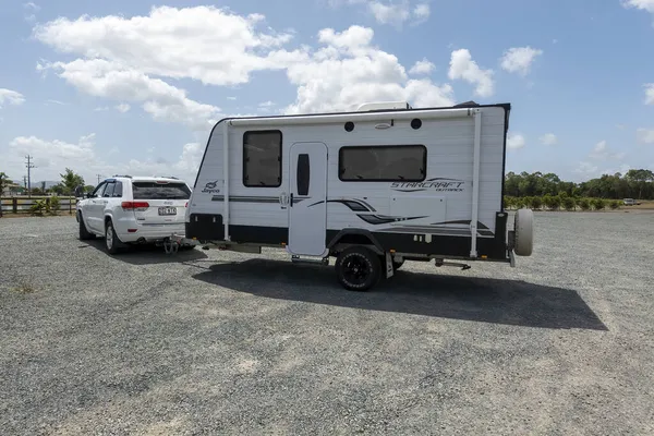 Proserpine, Queensland, Avustralya - Kasım 2021: Araba ve karavan yolculukta mola vermek için kahve çiftliğine park edildi