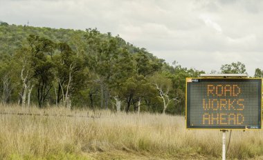 Bruce Highway Mackay Townsville, Queensland, Avustralya 'ya - Kasım 2021: Otoyol kopyalama projesi ve inşaat alanı uyarısı için yol çalışmaları