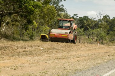 Bruce Highway Mackay 'den Townsville, Queensland, Avustralya' ya - Kasım 2021: Otoyol kopyalama projesi sırasında yol kenarına park edilmiş yol yapım makinesi