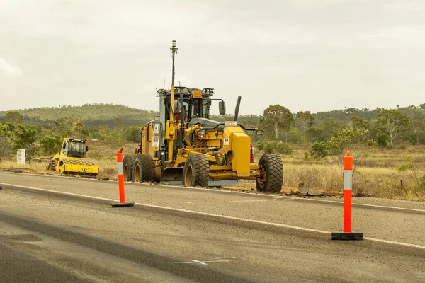 Bruce Highway Mackay Townsville, Queensland, Avustralya - Kasım 2021: Otoyol kopyalama projesi üzerinde çalışan ağır makineler