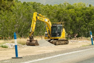 Mackay 'dan Townsville Bruce Highway, Queensland, Avustralya - Kasım 2021: Yol yapımı ve otoyol kopyalama üzerinde çalışan ağır makineler
