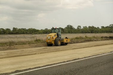 Mackay 'dan Townsville Bruce Highway, Queensland, Avustralya - Kasım 2021: Yol yapımı ve otoyol kopyalama üzerinde çalışan ağır makineler