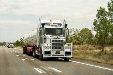 Mackay 'dan Townsville Bruce Highway, Queensland, Avustralya - Kasım 2021: Güney otoyolu boyunca yük taşıyan yarı karavan kamyonu