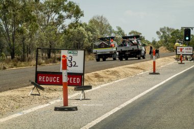 Mackay 'dan Townsville Bruce Highway' e, Queensland, Avustralya - Kasım 2021: Hızı azaltmak ve burada durmak için yol çalışması tabelası
