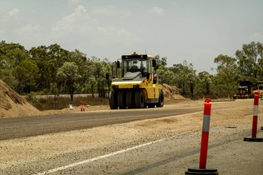 Mackay 'dan Townsville Bruce Highway, Queensland, Avustralya - Kasım 2021: Yol yapımı ve otoyol kopyalama üzerinde çalışan ağır makineler