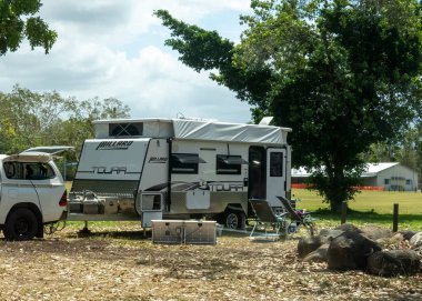 Townsville, Queensland, Avustralya - Kasım 2021: Karavan, gece için ücretsiz kampa park edilmiş off-road aracıyla çekildi