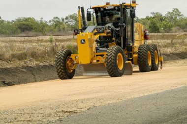 Mackay 'dan Townsville Bruce Highway, Queensland, Avustralya - Kasım 2021: Yol yapımı ve otoyol kopyalama üzerinde çalışan ağır makineler
