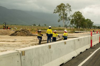 Mackay 'dan Townsville Bruce Highway' e, Queensland, Avustralya - Kasım 2021: Sohbet için yeni bir otoyol durağı inşa eden inşaat işçileri