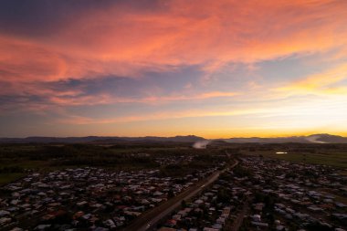 Gökyüzündeki inanılmaz renkler bir taşra kasabasını kaplıyor.
