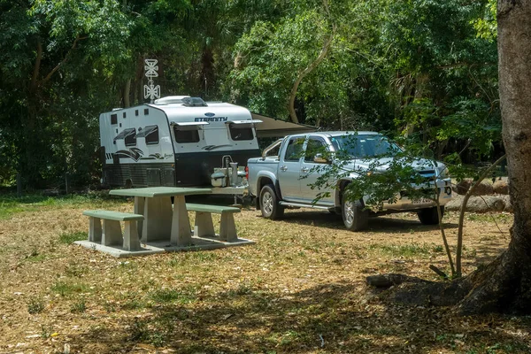 Townsville, Queensland, Avustralya - Kasım 2021: Karavan, gece için ücretsiz kampa park edilmiş off-road aracıyla çekildi